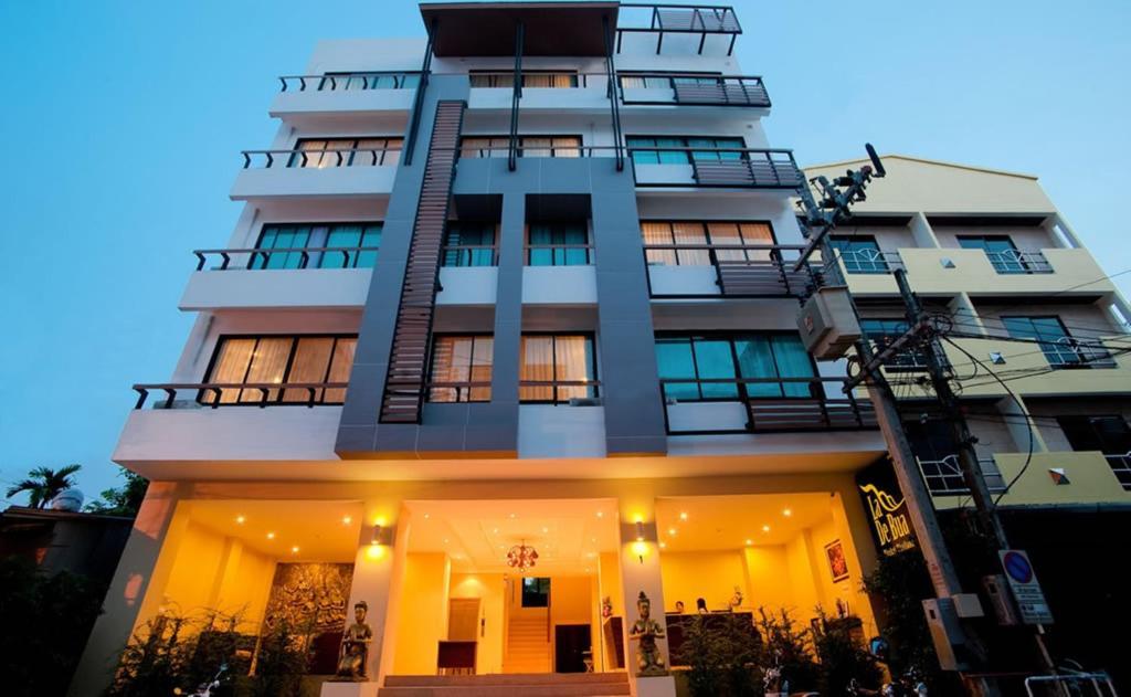 La De Bua Hotel Patong Exteriör bild