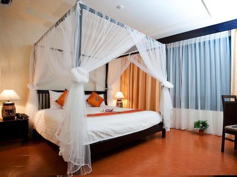 La De Bua Hotel Patong Exteriör bild